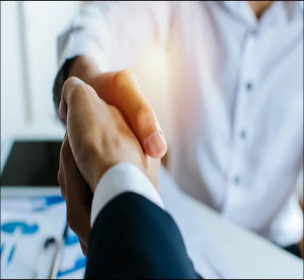 Due persone che si danno la mano