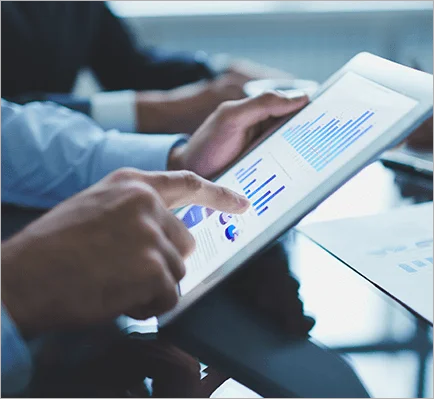 Immagine di persona che tiene in mano un tablet e visualizza dei grafici